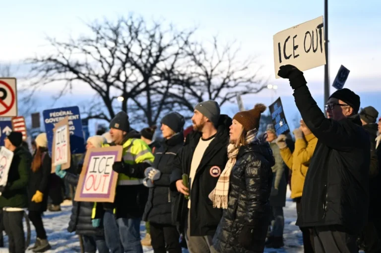 Protestas inundan Minneapolis tras asesinato de mujer a manos del ICE