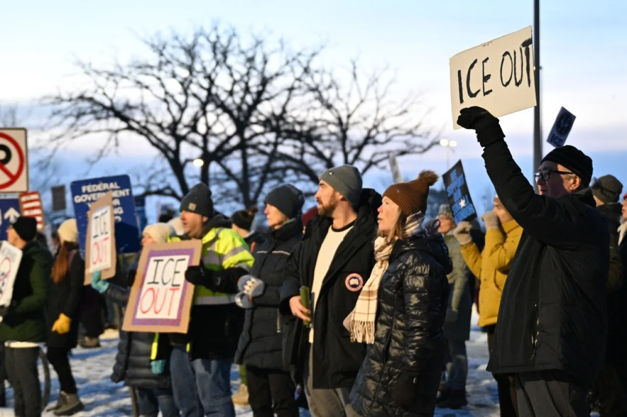 Protestas inundan Minneapolis tras asesinato de mujer a manos del ICE