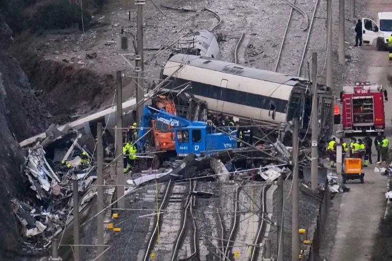 Tragedia en vía: Tren se descarría en Barcelona horas después de una serie de alarmantes incidentes ferroviarios en España.
