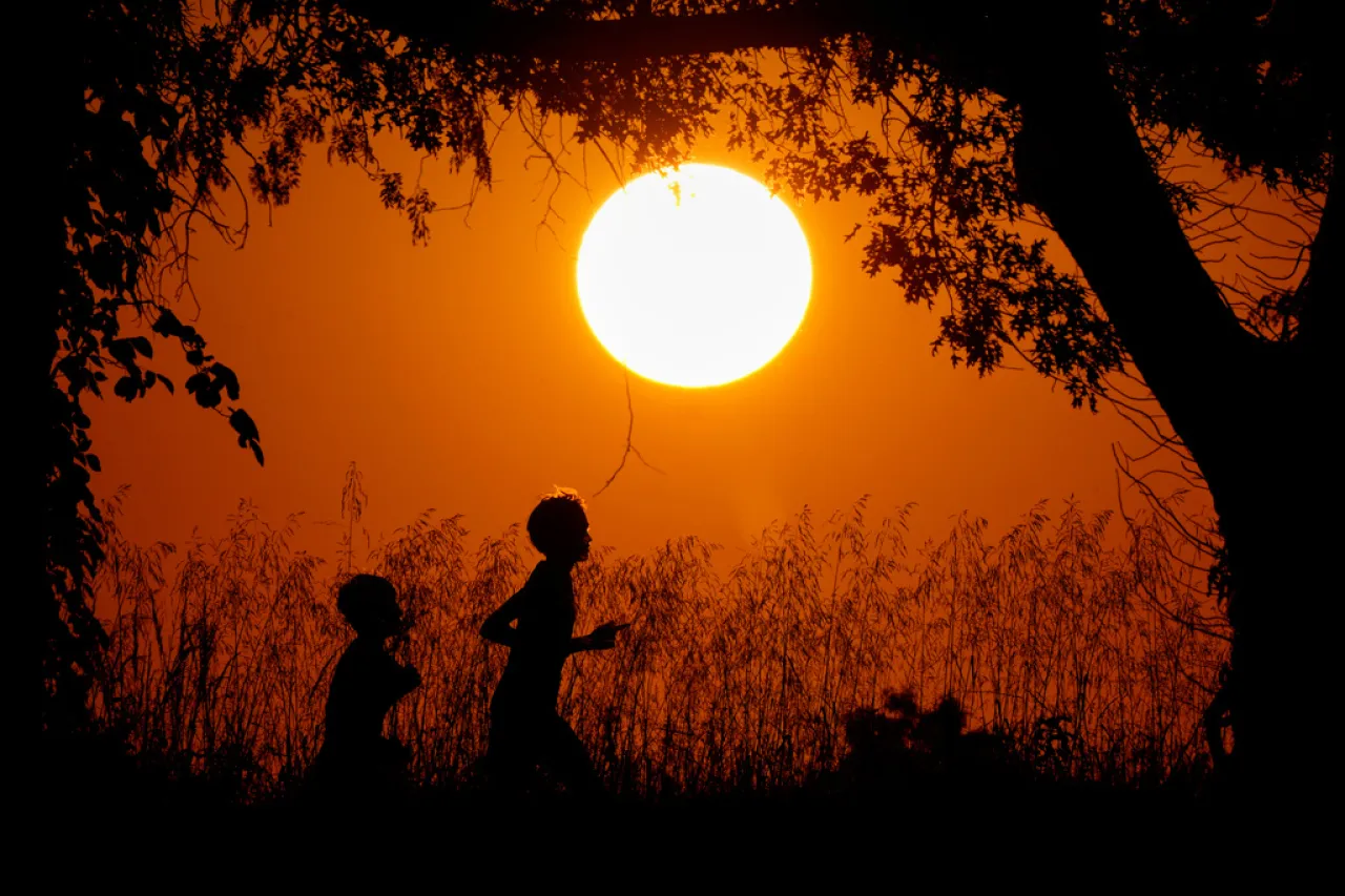 La esperanza de vida en EU alcanzó su máximo histórico en 2024